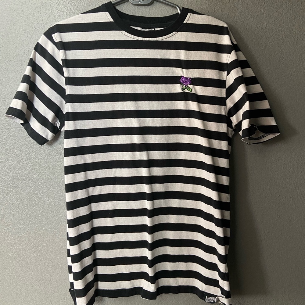 Broken promises tee (SIZE M)
